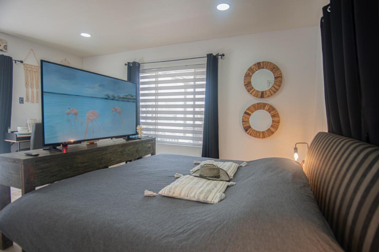 Lama Y Solo Unique Private Room Walking Distance To The Beach Palm Beach Eksteriør billede